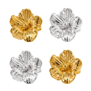 Grille détaillée de boucles d'oreilles fleurs vintage en acier doré et argenté