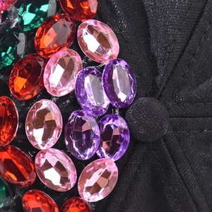 Dettaglio macro di strass colorati ovali applicati su un cappello baseball nero