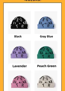 Gros plan de bonnets en tricot montrant des motifs de lettres jacquard en plusieurs couleurs