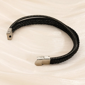 Nahaufnahme eines schwarzen mehrlagigen Lederarmbands für Herren mit Silberverschluss