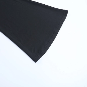 Détail de l'ourlet à double surpiqûre et texture du tissu du combipantalon noir