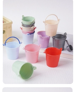 Detalle de mini cubos de plástico coloridos para casas de muñecas en tonos pastel