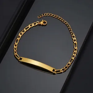Nahaufnahme des polierten Gold-Figaro-ID-Armbands mit verstellbarem Verschluss auf schwarzem Grund