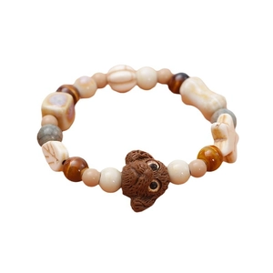 Bracelet en céramique chiot fait main avec perles et breloques os sur fond blanc