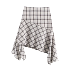 Gonna asimmetrica chic a quadri bianchi e neri su sfondo bianco con taglio moderno