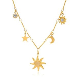 Detailansicht der goldfarbenen Edelstahlkette mit Sonne Mond und Stern Anhängern
