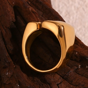 Vue détaillée d'une bague rectangulaire ouverte plaquée or 18 carats sur bois rustique