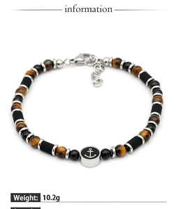 Détail du bracelet en perles œil de tigre avec pendentif ancre et chaîne réglable