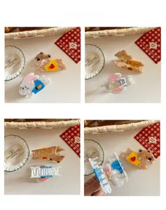 Vue détaillée des pinces à cheveux en acétate avec motif de lapin et ours mignon