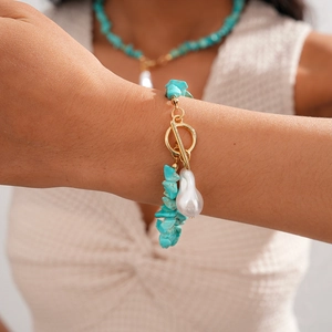 Detail von Türkis-Perlenarmband mit Barockperle und goldenem OT-Verschluss für Damen