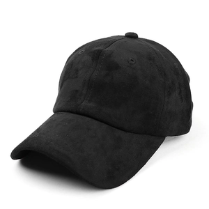 Vue détaillée de la texture en daim noir sur une casquette de baseball classique
