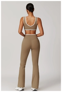 Rückansicht des High-Waist Yoga-Sets mit Schlaghose und kontrastierenden weißen Paspeln