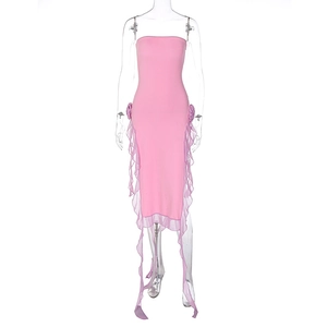 Gros plan sur robe midi bustier rose avec fleurs violettes et détails de volants