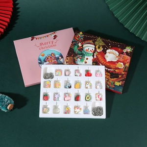 Kerst adventskalender voor meisjes met eenhoorn hangers en DIY armbandenset