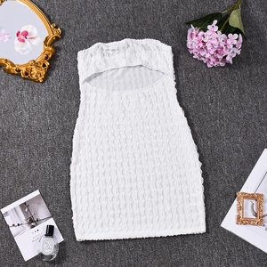 Détail de la robe bustier blanche avec tissu gaufré à texture bulles unique