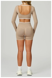 Détails du tissu côtelé sans couture et du liseré blanc contrasté au dos de cet ensemble de yoga
