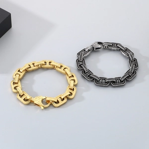 Dettaglio della catena spessa in stile punk nelle finiture metallo oro e argento
