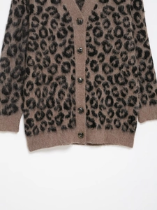 Détail du cardigan en maille léopard montrant la texture douce et les boutons foncés