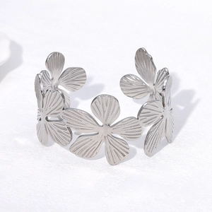 Bracelet jonc ouvert en acier inoxydable argenté avec motifs floraux ajourés élégants