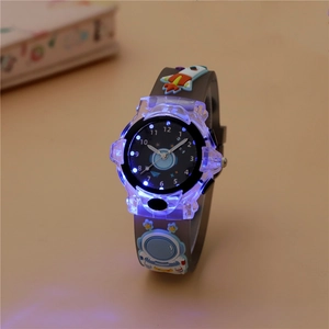 Montre enfant lumineuse avec bracelet astronaute fusée 3D et cadran LED bleu brillant
