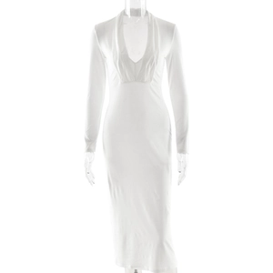 Robe de soirée élégante blanche à col en V profond et manches longues sur un mannequin invisible