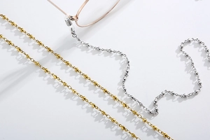 Dettaglio delle catenelle per occhiali a sfere color oro e argento con asole in gomma