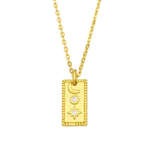 Gouden ketting met gegraveerde maan en ster hanger en glanzende kristallen details