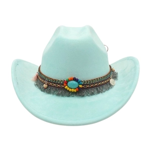 Detail von hellblauem Cowboyhut mit Türkis-Perlenband und grauen Quasten-Anhängern