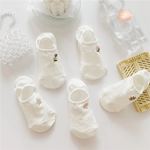 Detailed set of five white cotton low-cut socks featuring delicate floral embroidery patterns