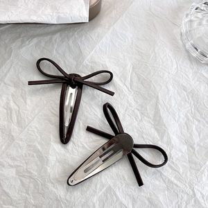 Lot de deux barrettes papillon en cuir marron foncé avec base en métal argenté