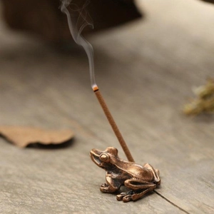 Macro di porta incenso a forma di rana in bronzo antico con sfondo Zen in legno