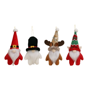 Lot de quatre gnomes de Noël en peluche à suspendre avec bonnets tricotés et sequins