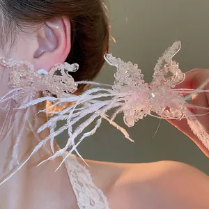 Élégant clip d'oreille papillon avec cristaux roses et plumes blanches pour femme