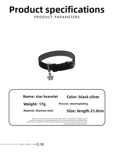 Détail du bracelet en cuir noir réglable et du pendentif étoile avec pierre sertie