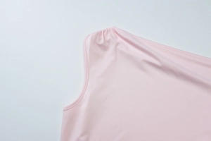 Détail de la couture de la bandoulière rose sur le débardeur ajusté sans manches