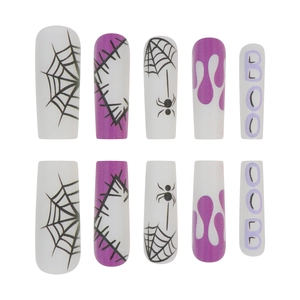 Faux ongles Halloween avec motifs de toiles d'araignées mauves et texte 'BOO'