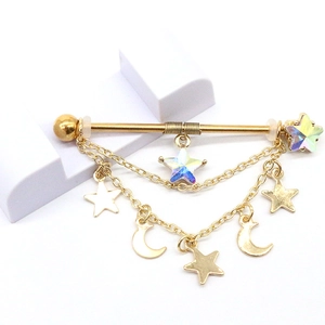 Dettaglio piercing industrial dorato con ciondoli stella luna e gemme iridescenti
