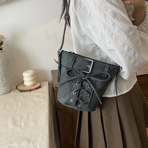 Sac seau gris foncé élégant avec lacets croisés et boucle argentée en style de vie
