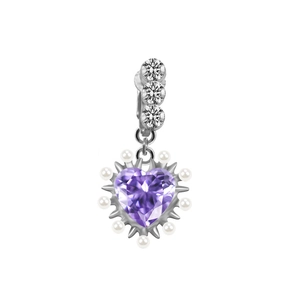 Détail du clip de nombril coeur argenté avec opale violette, perles et zircons brillants