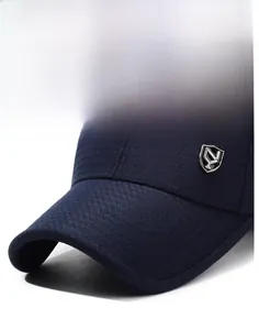 Macro de la maille bleu marine et du logo en métal sur la casquette de soleil extérieure