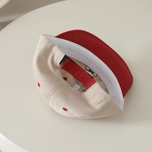 Détails de l'intérieur du bonnet en coton pour bébé avec fermeture velcro rouge réglable et bandeau