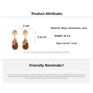 Détail des boucles d'oreilles vintage en résine montrant la longueur de 5,6 cm et clous