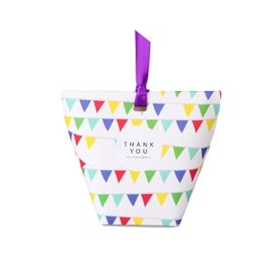 Bunte trapezförmige Geschenkschachtel mit lila Band und Thank You Aufkleber
