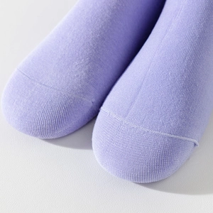 Dettaglio della punta senza cuciture su calze lunghe in morbido cotone color lavanda