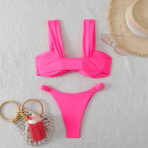 Ensemble bikini rose fluo à plat avec chapeau de paille et lunettes pour vacances d'été