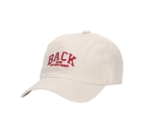 Dettaglio del ricamo rosso su un berretto da baseball vintage beige in cotone