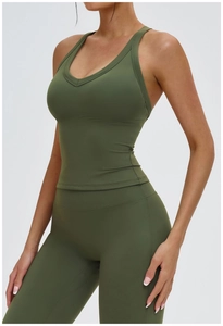 Gros plan sur un débardeur de yoga olive à dos nageur et un legging à taille haute