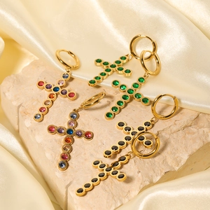 Orecchini a cerchio con croce in acciaio dorato con zirconi verdi neri e multicolore