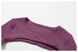 Détail du col d'un haut de yoga violet foncé avec des coutures de haute densité précises