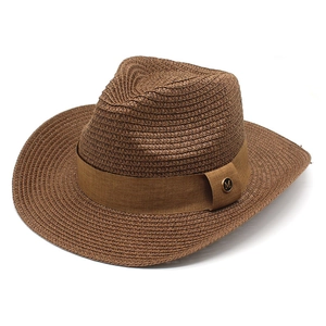 Dettaglio cappello in paglia marrone scuro con nastro e stemma metallico dorato M